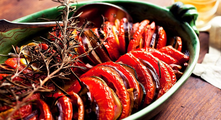 Le « tian » provençal, un plat bien coloré du Sud de la France avec des bons légumes de saison