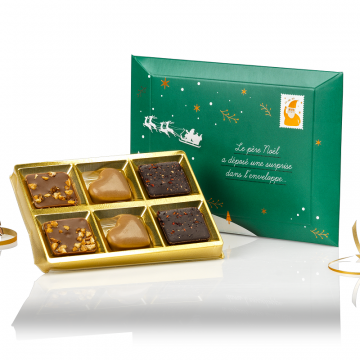 L’ENVELOPPE DE NOËL SURPRISE GARNIS D’UN ASSORTIMENT DE DELICIEUX CHOCOLATS NOIR, LAIT ET BLOND AU PRALINE
