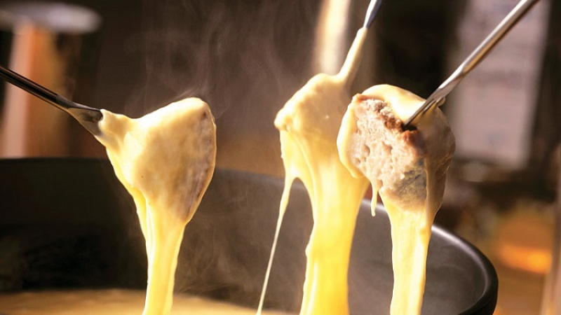 Fondue aux fromages, le vrai goût de la fameuse recette Savoyarde dans votre assiette !