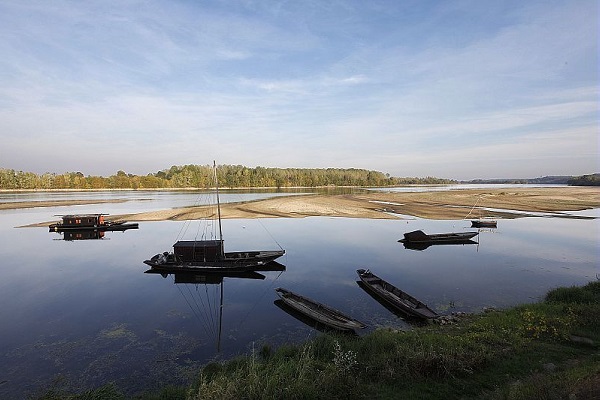 La loire, un des derniers fleuves sauvages au débit changeant gabare-loire-débit-vinaigre-orleans
